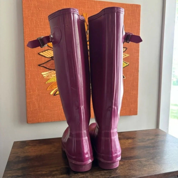 •SOLD•|Hunter | Tall Glossy Original Rain Boots in Plum, Size 6 - Picture 4 of 7